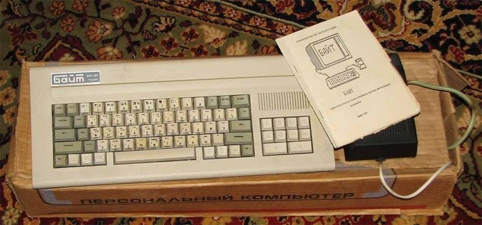 Компьютер «Байт» — советский персональный компьютер 1995 года с клавиатурой и руководством пользователя