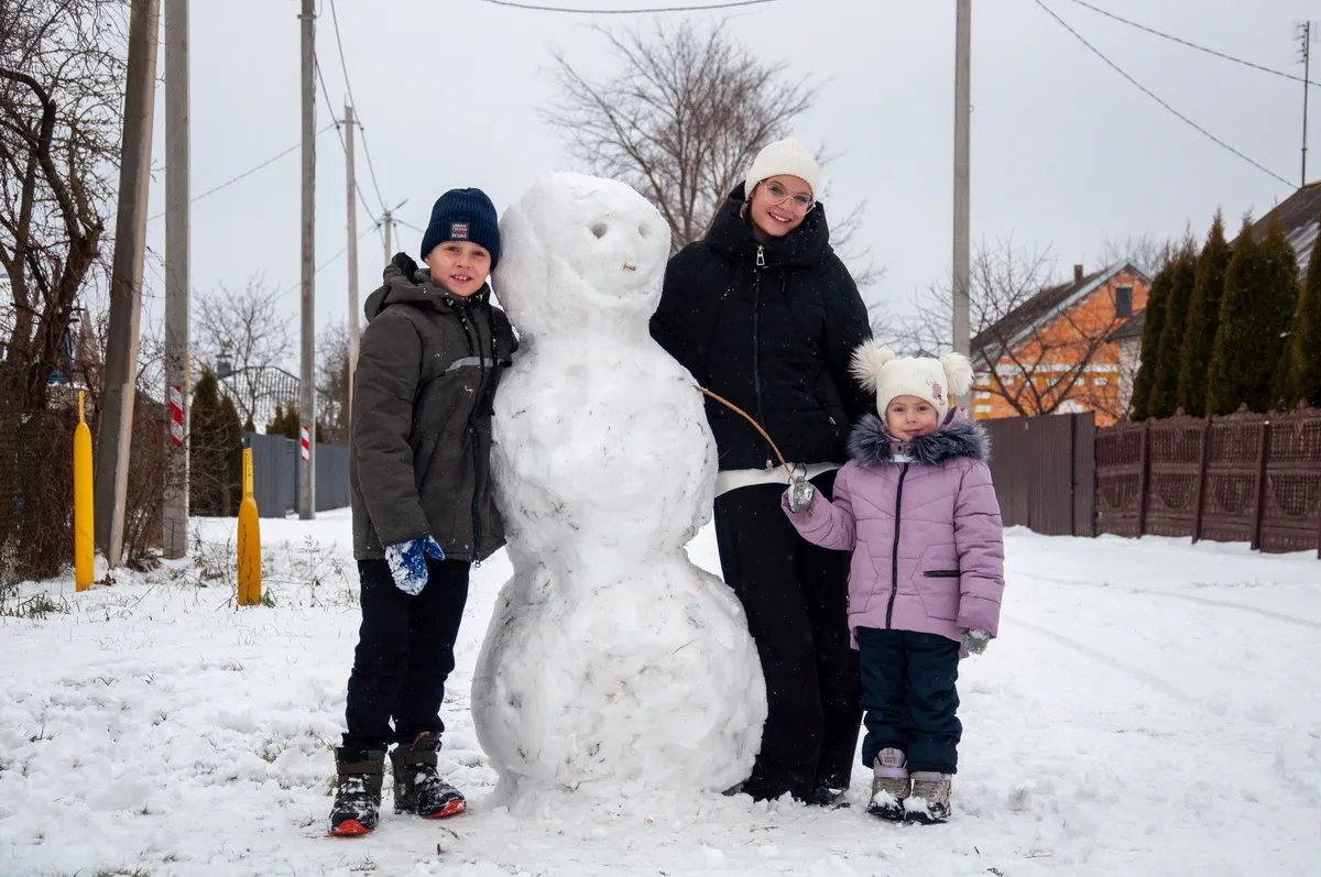 Снеговик и дети зимой в Антополе