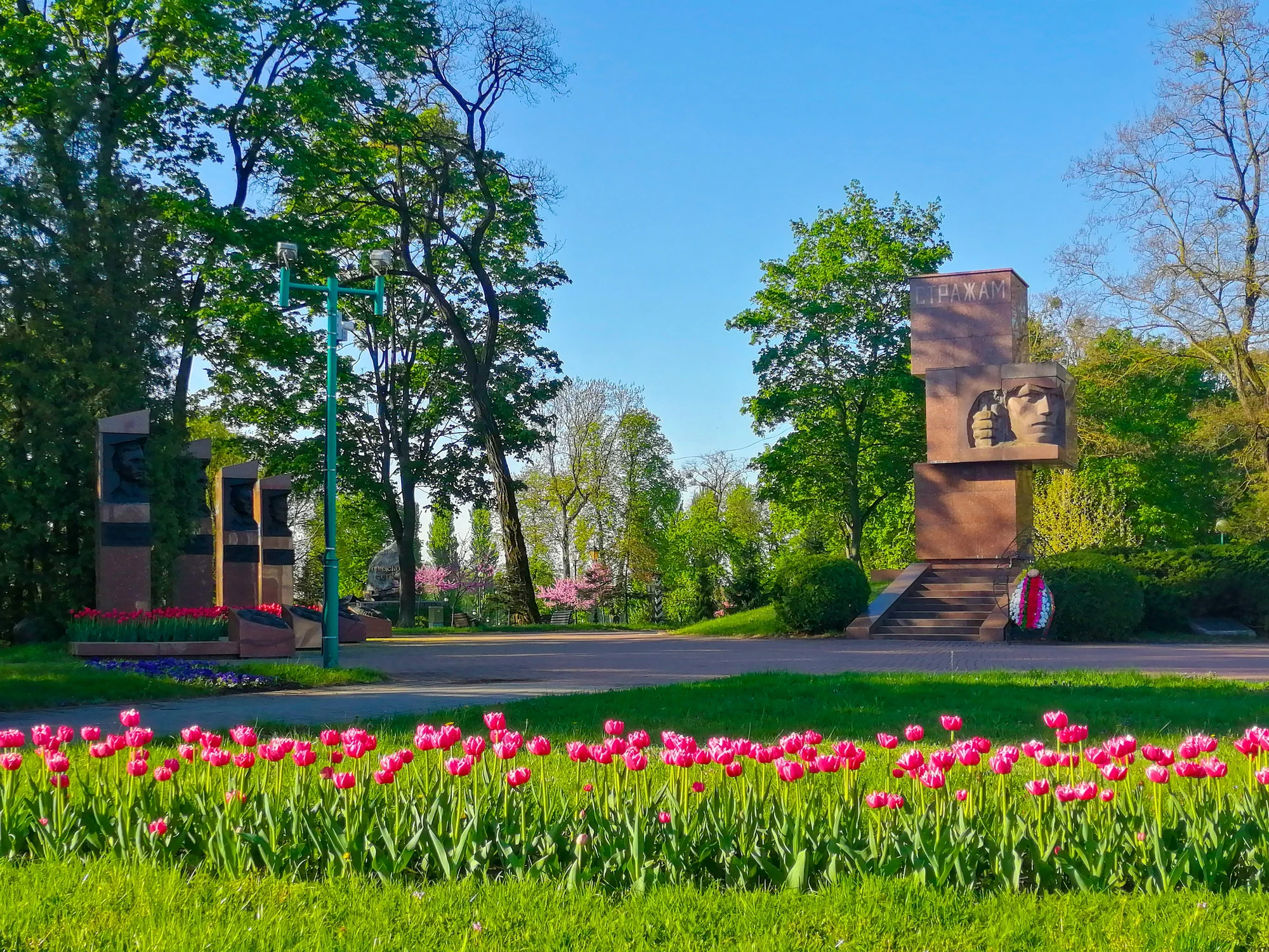 Осенний городской пейзаж с водным элементом и архитектурой